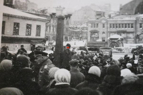 altes Foto - erhängter Partisan ??? Stadt ?? großes Gebäude - Russland ?